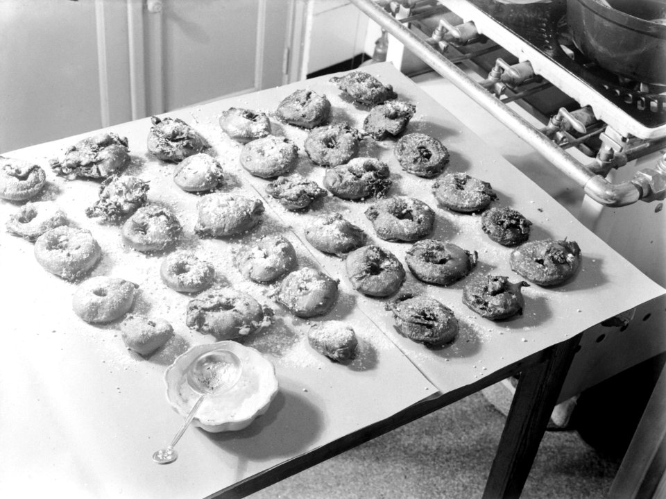 Nell Langlais heeft appelbeignets gebakken, Bestanddeelnr 189-1088