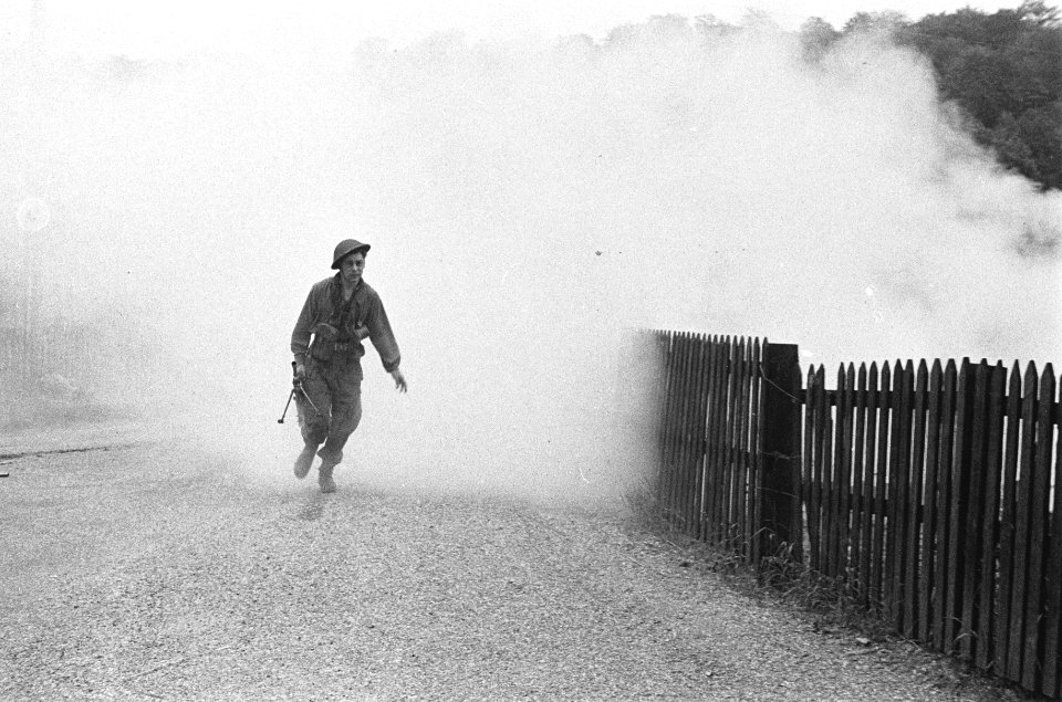 Netherlands Brigade Manoeuvres. The attackers cross te smoke screen covering the, Bestanddeelnr 934-9328