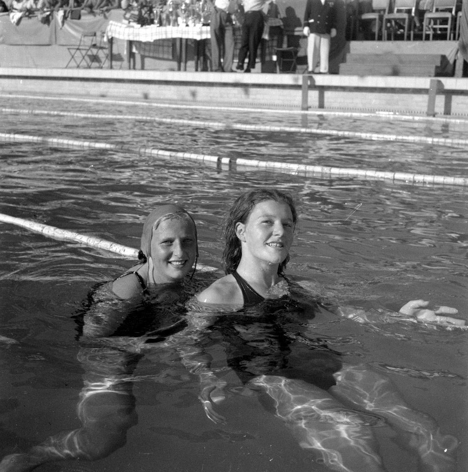 Nel van Vliet (voor) eerste en Janny de Groot derde bij de 200 meter schoolslag, Bestanddeelnr 902-3550