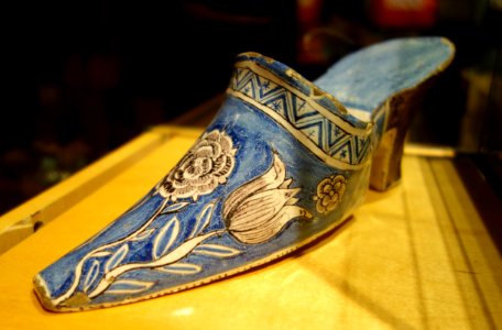 Netherlands shoe with tulip images, c. 1730, tin-glazed ceramic - Bata Shoe Museum - DSC00303