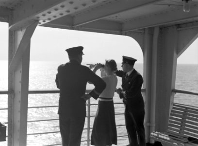 Nell Langlais, de echtgenote van Van de Poll, met kijker naast twee officieren, Bestanddeelnr 191-0244