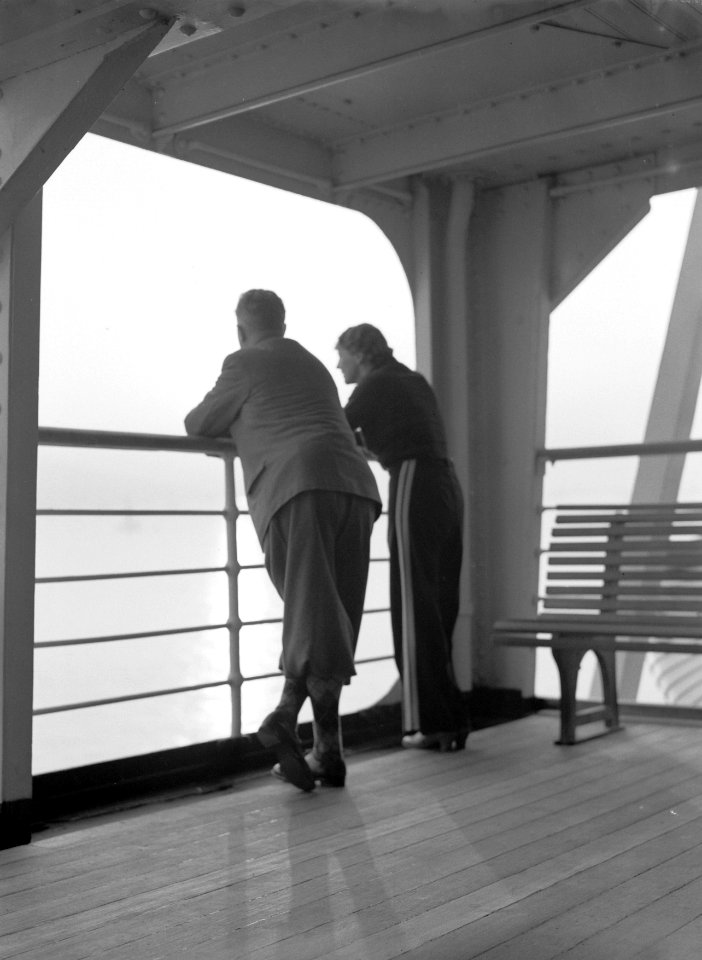 Nell Langlais en de heer Roeters aan de railing, Bestanddeelnr 191-0248