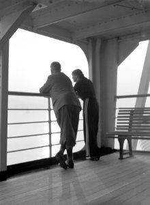 Nell Langlais en de heer Roeters aan de railing, Bestanddeelnr 191-0248