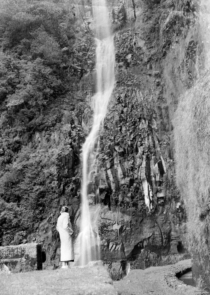 Nell Langlais bij de waterval van Rabalcal, Bestanddeelnr 190-0218