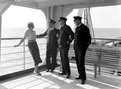Nell Langlais, de vrouw van Van de Poll, met drie officieren aan de railing, Bestanddeelnr 191-0247
