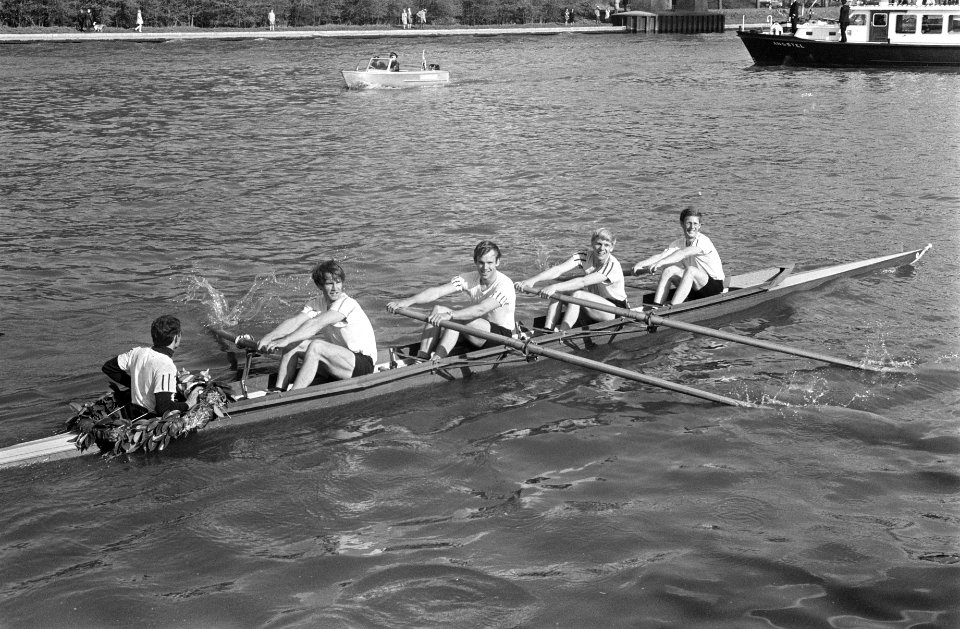 Nereus wint Varsity supporters Nereus bij de boot na de finish, Bestanddeelnr 922-3445