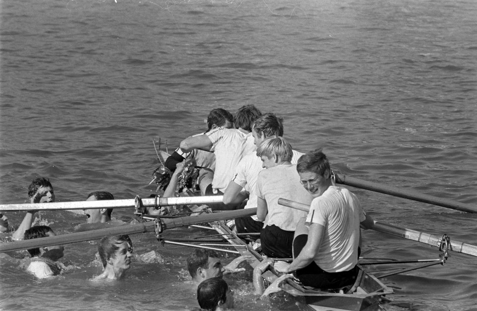 Nereus wint Varsity supporters Nereus bij de boot na de finish, Bestanddeelnr 922-3441
