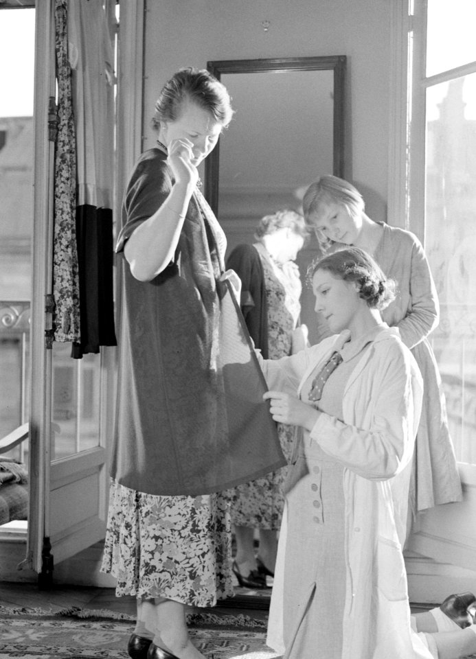 Nell Langlais poseert met haar dochters. Hans voelt aan de stof, Renée staat ach, Bestanddeelnr 255-8760