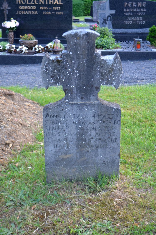 Nentershausen (Westerwald), Friedhof, Grabkreuze, rechts 1