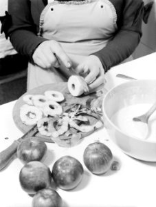 Nell Langlais schilt en snijdt de appels voor de appelbeignets, Bestanddeelnr 189-1083