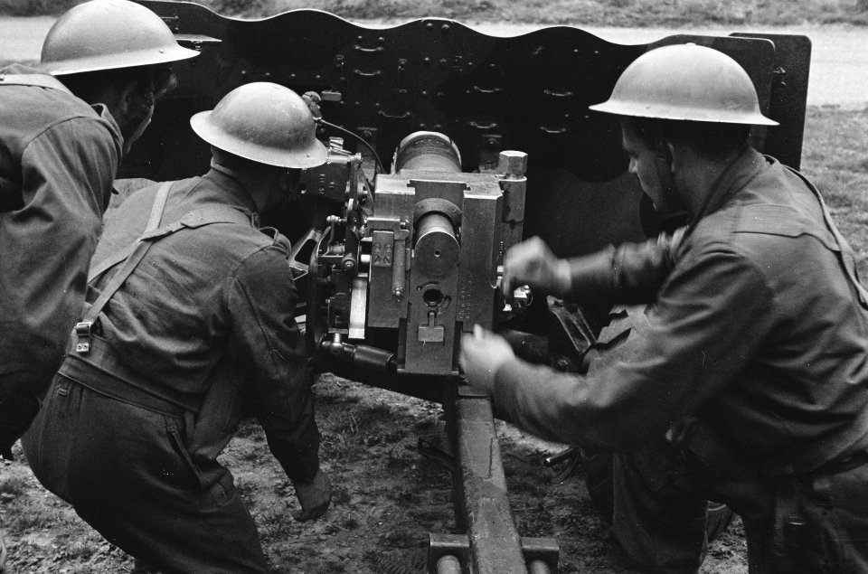 Netherlands Brigade Manoeuvres. 22. A close up of the 6-pdr. The cartridge case , Bestanddeelnr 934-9310