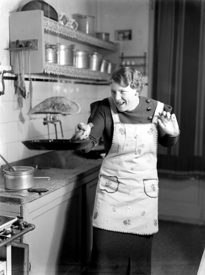 Nell Langlais keert een pannenkoek door hem in de lucht te gooien, Bestanddeelnr 189-1064