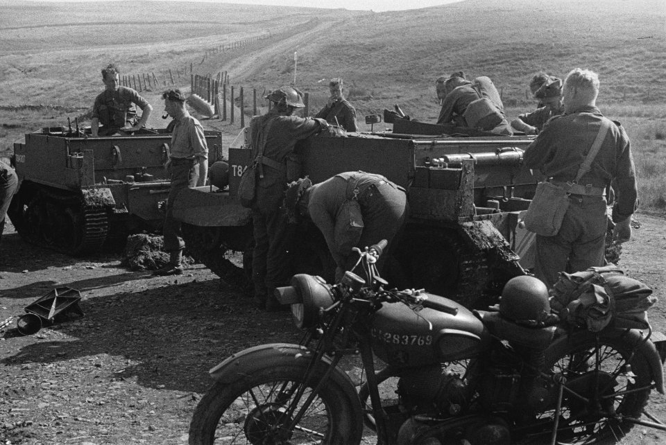Netherlands Brigade Manoeuvres. Carriers being prepared to set off. Oefeningen , Bestanddeelnr 934-9397