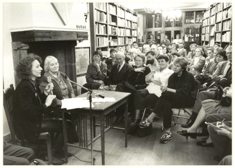 Nelleke Noordervliet interviewt Hella Haase in boekhandel de Vries. NL-HlmNHA 1478 1119