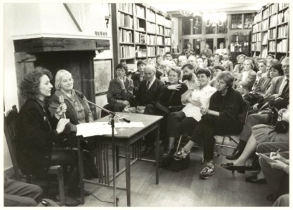 Nelleke Noordervliet interviewt Hella Haase in boekhandel de Vries. NL-HlmNHA 1478 1119