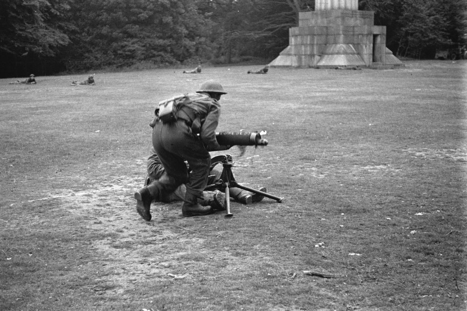 Netherlands Brigade Manoeuvres. 16. The H.M.G. is put together Oefeningen Prin…, Bestanddeelnr 934-9304
