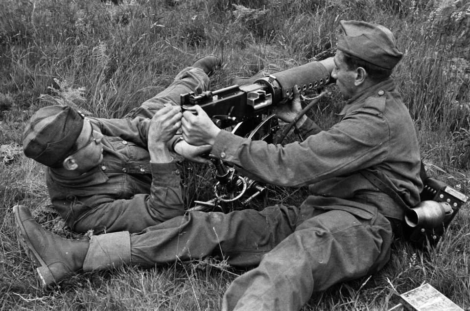 Netherlands Brigade Manoeuvres. 25. A H.M.G. is taken to pieces. Oefeningen Pri, Bestanddeelnr 934-9313
