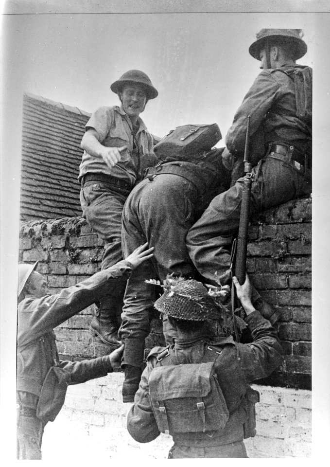Netherlands Brigade Manoeuvres. A patrol climbing a wall Oefeningen Prinses Ire, Bestanddeelnr 934-9320
