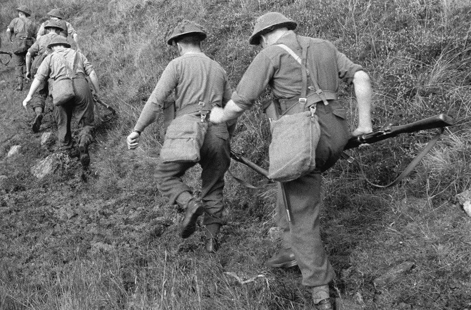 Netherlands Brigade Manoeuvres. Infantry moving up over muddy and difficult grou, Bestanddeelnr 934-9389