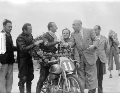 Nello Pagani wordt gefeliciteerd door G. J. Bruinsman, voorzitter KNMV, Bestanddeelnr 903-4797