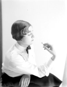 Nell Langlais, echtgenote van Willem van de Poll met sigaret, Bestanddeelnr 252-0484