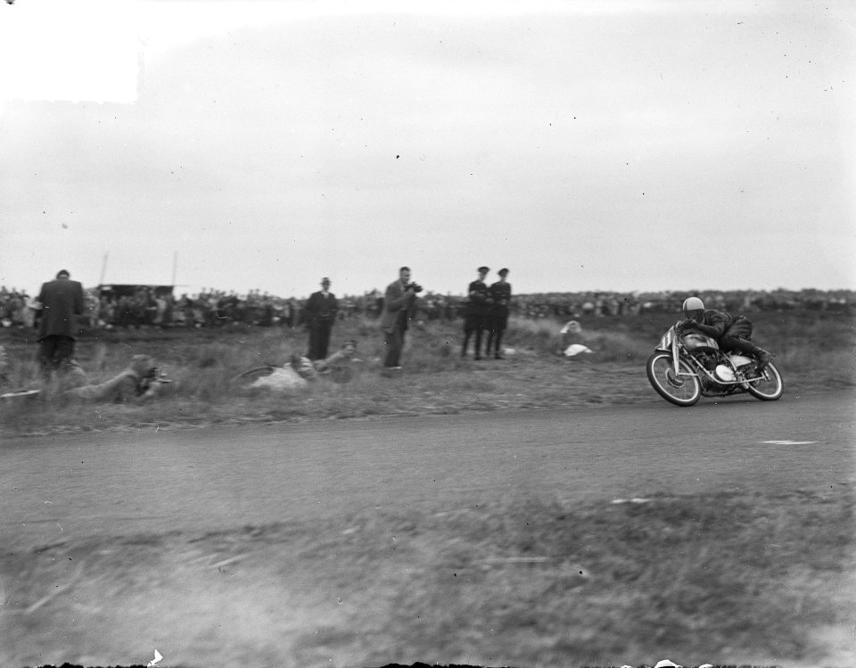 Nello Pagani (winnaar 125cc) in de bocht, Bestanddeelnr 903-4796