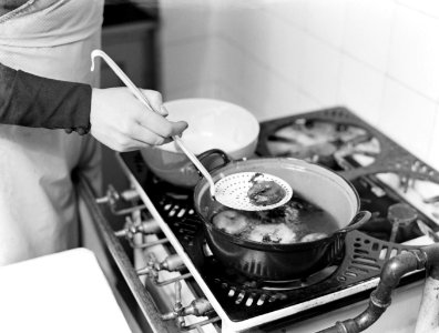 Nell Langlais bakt appelbeignets in een pan met olie, Bestanddeelnr 189-1087