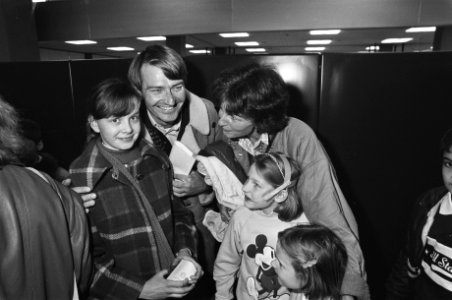 Negentig Poolse (wees)kinderen op Schiphol voor een maand vakantie bij Nederland, Bestanddeelnr 931-9628