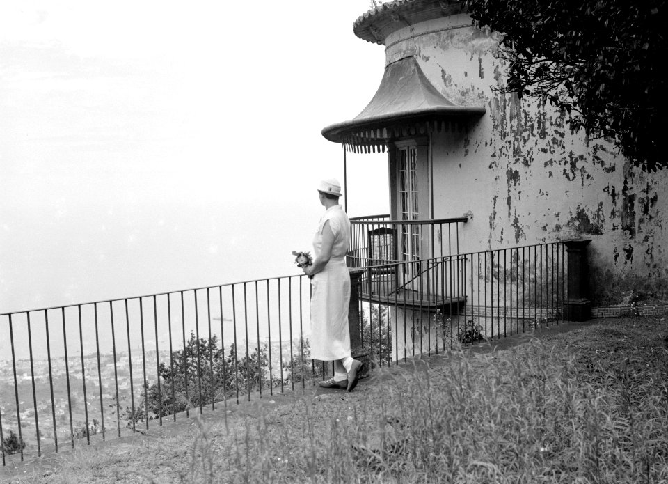 Nell Langlais naast een villa hoog boven Funchal met uitzicht op de stad en ocea, Bestanddeelnr 190-0190