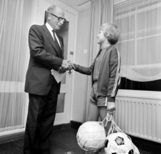 Negenhonderd-duizendste lid KNVB in Den Haag voorgestel Minister Van Doorn en Jo, Bestanddeelnr 926-6389