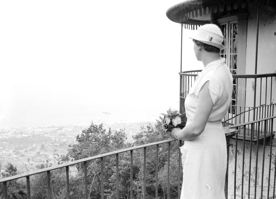 Nell Langlais voor een hek, naast een villa met uitzicht op Funchal en de oceaan, Bestanddeelnr 190-0191