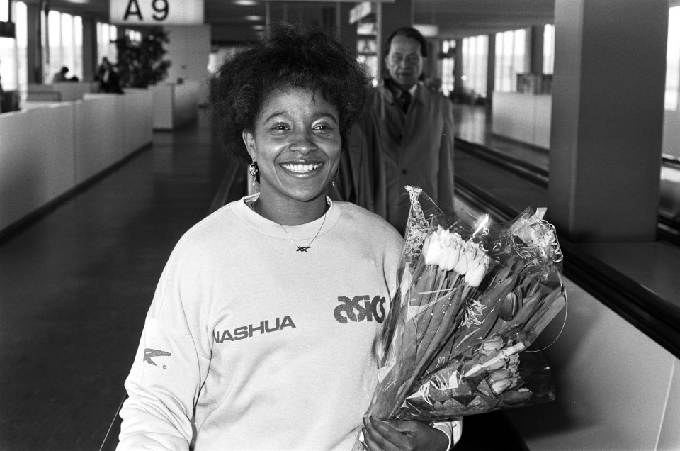 Nelli Cooman met bloemen op Schiphol, Bestanddeelnr 933-5766