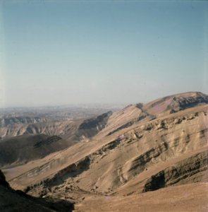 Negevwoestijn Panorama met grillige geologische formatie, Bestanddeelnr 255-9251