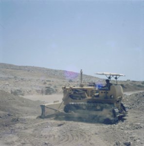 Negevwoestijn Aanleg bevloeiingswerken bulldozers bij het aanleggen van een pi, Bestanddeelnr 255-9379