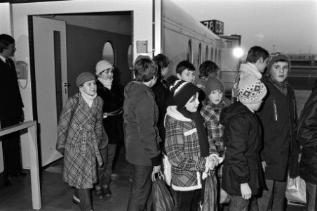 Negentig Poolse (wees)kinderen op Schiphol aangekomen voor een maand vakantie bi, Bestanddeelnr 931-9631