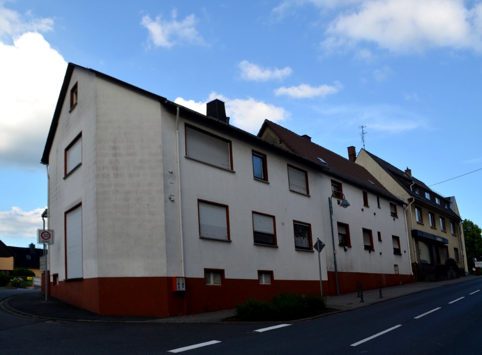 Nentershausen (Westerwald), Koblenzer Straße 20 und 20a, Vorderseite