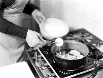 Nell Langlais bakt appelbeignets in een pan met olie, Bestanddeelnr 189-1084