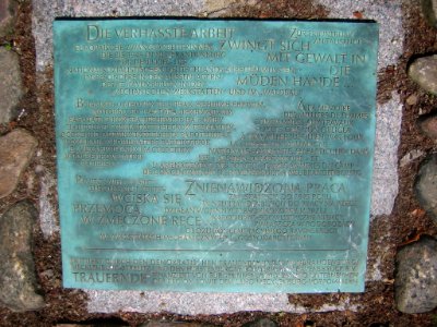 Neubrandenburg Trauernde Bronzeplatte