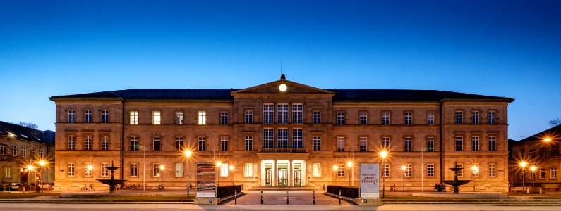 Neue Aula in Tübingen zur blauen Stunde 2019