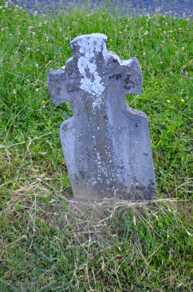 Nentershausen (Westerwald), Friedhof, Grabkreuze, rechts 4