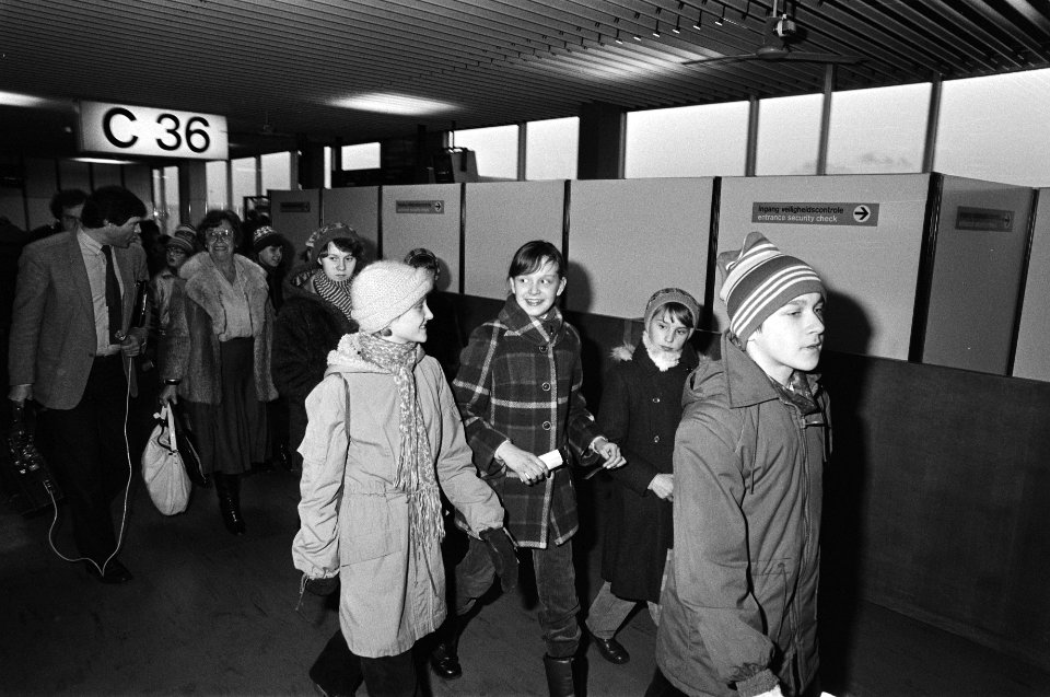 Negentig Poolse (wees)kinderen op Schiphol aangekomen voor een maand vakantie bi, Bestanddeelnr 931-9630
