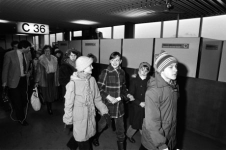Negentig Poolse (wees)kinderen op Schiphol aangekomen voor een maand vakantie bi, Bestanddeelnr 931-9630