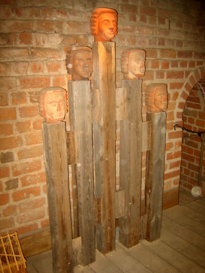 Neubrandenburg-Stargarder Tor-Köpfe-Adorantinnen