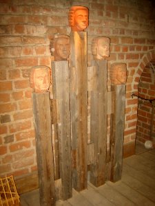 Neubrandenburg-Stargarder Tor-Köpfe-Adorantinnen