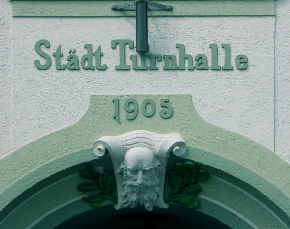 Neuburg, Turnhalle, Aufschrift, 2