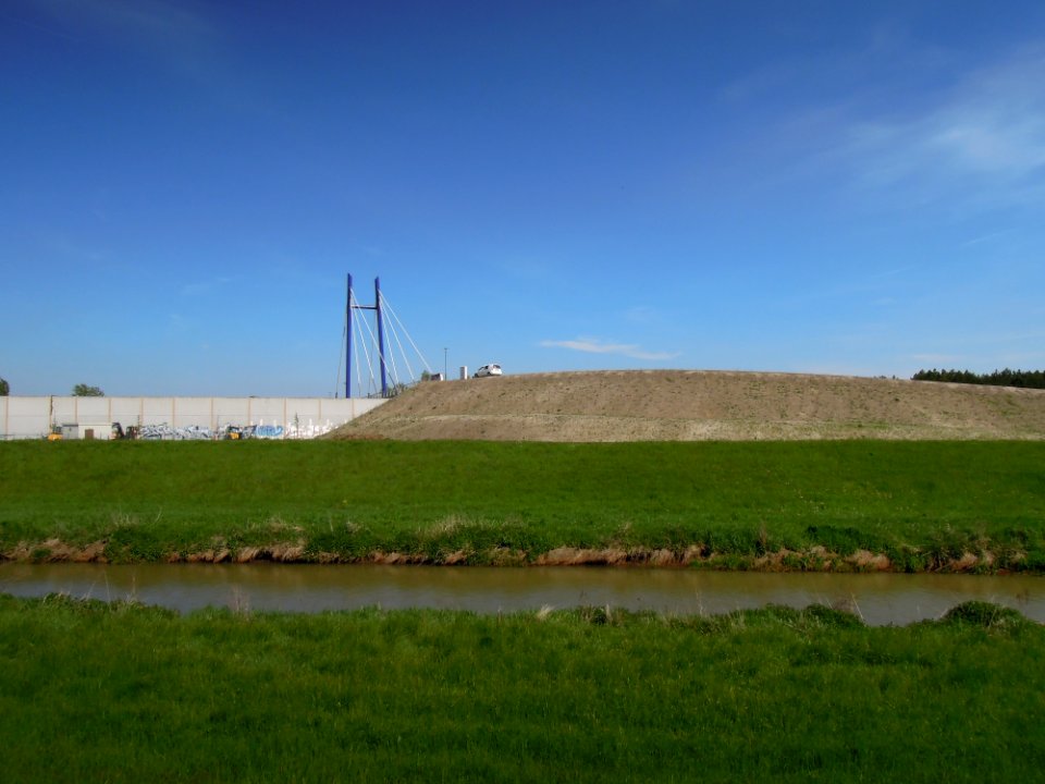 Neuseenbrücke über die B 2 zwischen Gaschwitz und Störmthal (Blick vom Pleiße-Radweg) 2017