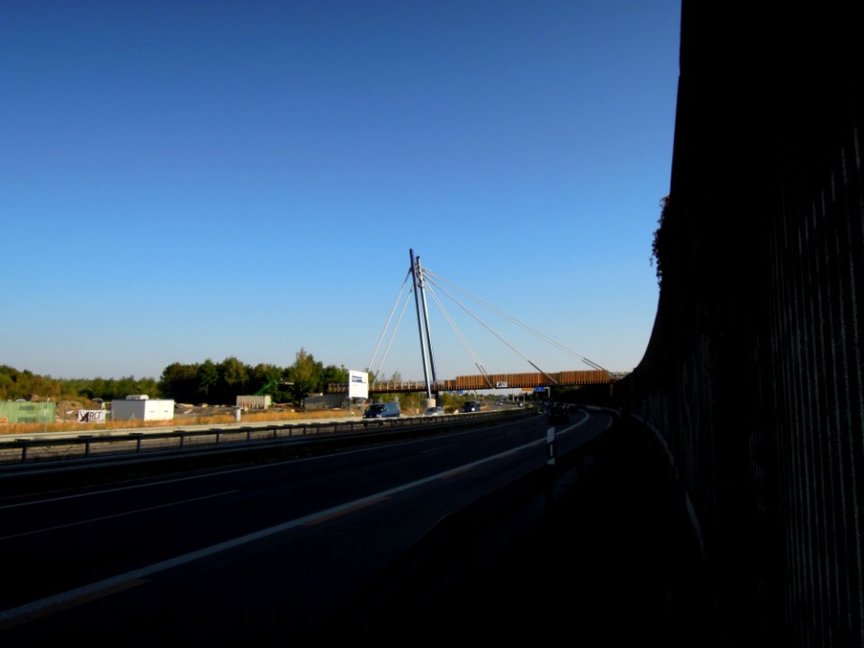 Neuseenbrücke über die B 2 zwischen Gaschwitz und Störmthal (Blick von B 2 nach Süd) 2016