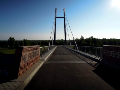 Neuseenbrücke am Westkopf mit Fahrbahn und Brückengeländer (Blick nach Ost, Richtung Störmthal) im August 2017