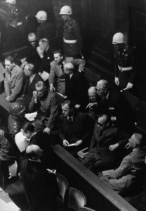 Neurenbergproces. Staande pratend en wijzend Franz von Papen, Bestanddeelnr 935-3615