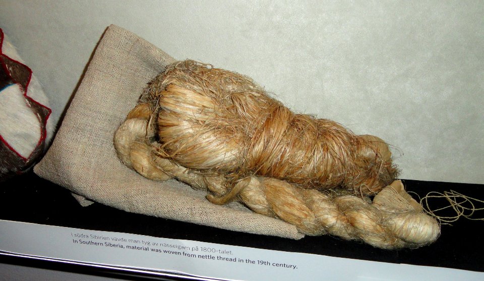 Nettle thread, Southern Siberia, 19th century - Museum of Cultures (Helsinki) - DSC04760